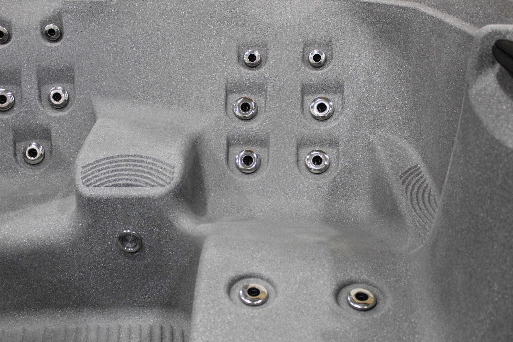 SR051 12 COPIE | MG création Aquilus lance le SPA SR051, un spa canadien compact et accessible Cernay 4