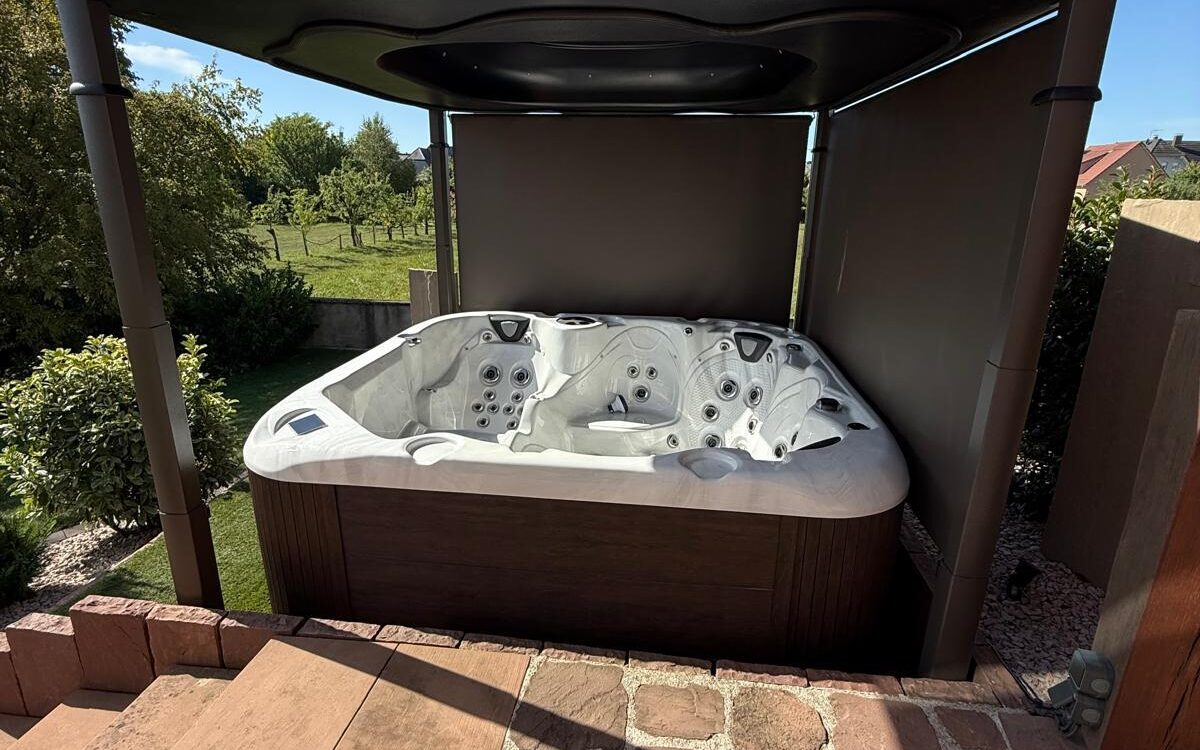 COVANNA Oasis | Le couvercle automatis&eacute; pour spa Saint-Di&eacute;-des-Vosges