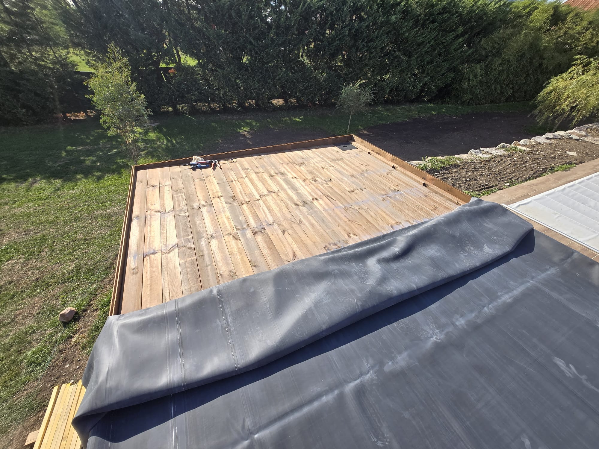 POSE MEMBRANE EPDM ABRI BOIS MG CREATION | MG création Pergolas bois près de Colmar : Une réalisation MG Création Riedisheim 7